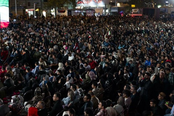 رونمایی از مجسمه «زانو زنندگان برابر ایران»