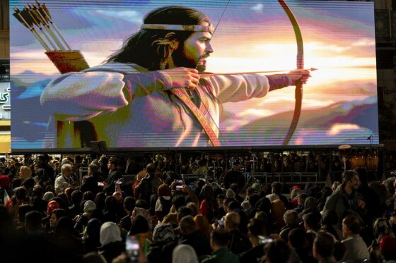 رونمایی از مجسمه «زانو زنندگان برابر ایران»