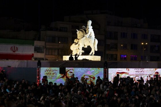 رونمایی از مجسمه «زانو زنندگان برابر ایران»