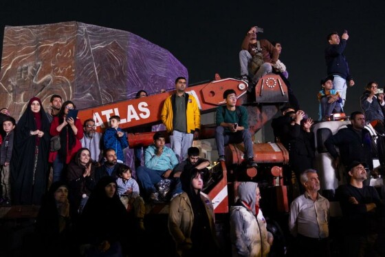 رونمایی از مجسمه «زانو زنندگان برابر ایران»