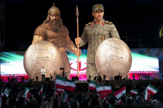 رونمایی از مجسمه «زانو زنندگان برابر ایران»