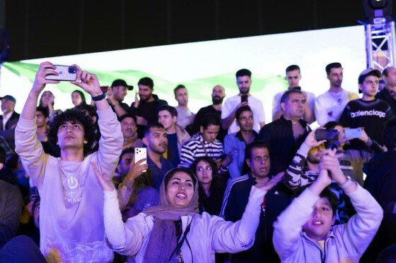 رونمایی از مجسمه «زانو زنندگان برابر ایران»