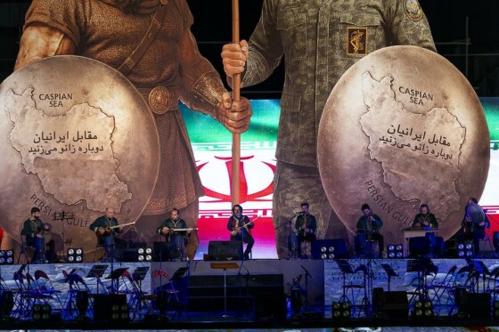 رونمایی از مجسمه «زانو زنندگان برابر ایران»