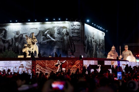 رونمایی از مجسمه «زانو زنندگان برابر ایران»