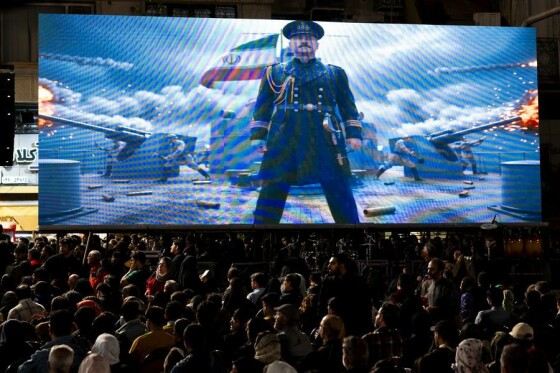 رونمایی از مجسمه «زانو زنندگان برابر ایران»