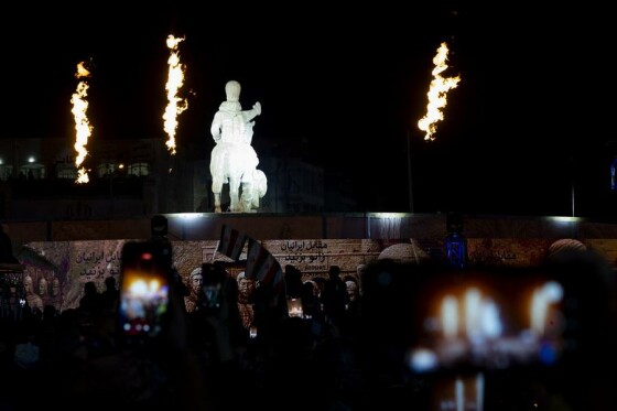 رونمایی از مجسمه «زانو زنندگان برابر ایران»