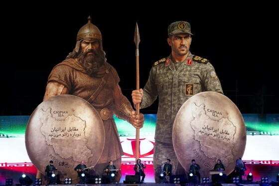 رونمایی از مجسمه «زانو زنندگان برابر ایران»