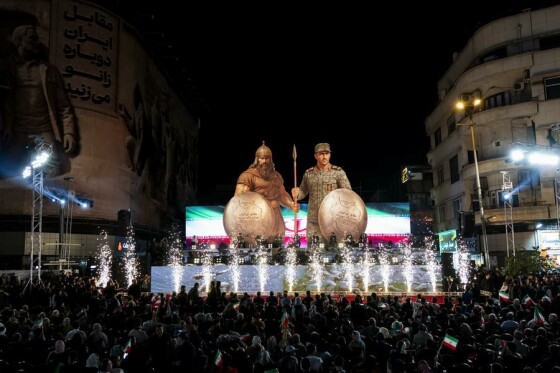 رونمایی از مجسمه «زانو زنندگان برابر ایران»