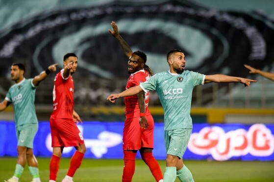 دیدار تیم های فوتبال پیکان و پرسپولیس