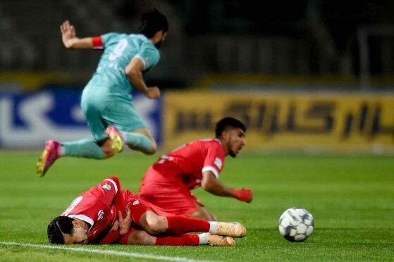 دیدار تیم های فوتبال پیکان و پرسپولیس