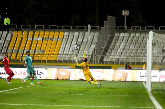 دیدار تیم های فوتبال پیکان و پرسپولیس