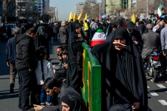 تجمع سوگواران رهبر شهید انقلاب در مقابل دانشگاه تهران