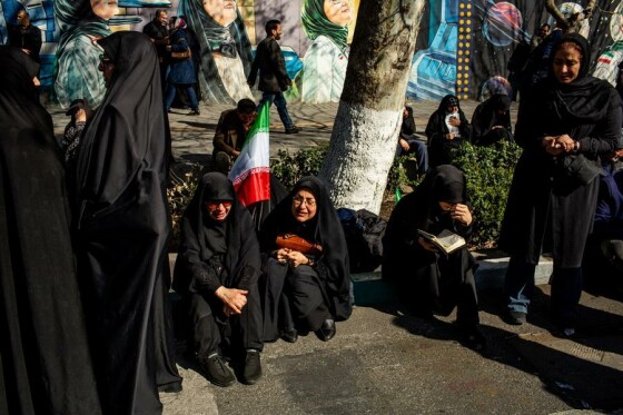 تجمع سوگواران رهبر شهید انقلاب در مقابل دانشگاه تهران