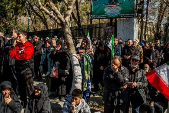 تجمع سوگواران رهبر شهید انقلاب در مقابل دانشگاه تهران