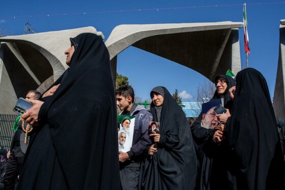 تجمع سوگواران رهبر شهید انقلاب در مقابل دانشگاه تهران