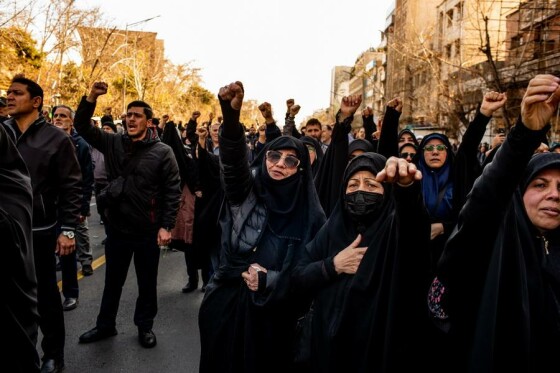 تجمع سوگواران رهبر شهید انقلاب در مقابل دانشگاه تهران
