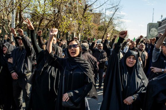 تجمع سوگواران رهبر شهید انقلاب در مقابل دانشگاه تهران