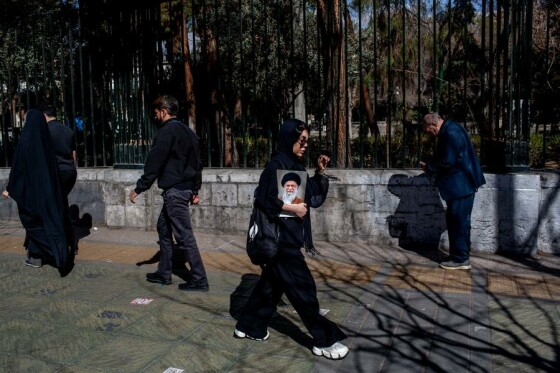 تجمع سوگواران رهبر شهید انقلاب در مقابل دانشگاه تهران