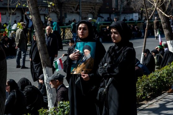 تجمع سوگواران رهبر شهید انقلاب در مقابل دانشگاه تهران