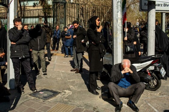 تجمع سوگواران رهبر شهید انقلاب در مقابل دانشگاه تهران