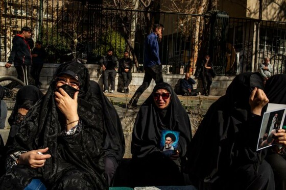 تجمع سوگواران رهبر شهید انقلاب در مقابل دانشگاه تهران