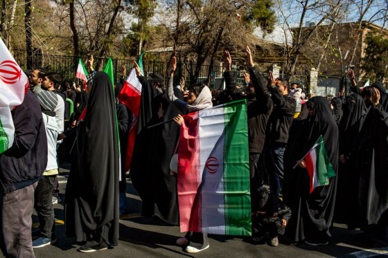 تجمع سوگواران رهبر شهید انقلاب در مقابل دانشگاه تهران