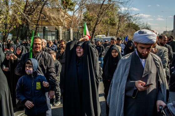 تجمع سوگواران رهبر شهید انقلاب در مقابل دانشگاه تهران