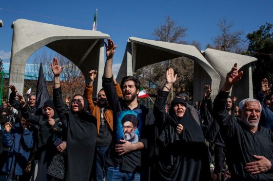 تجمع سوگواران رهبر شهید انقلاب در مقابل دانشگاه تهران