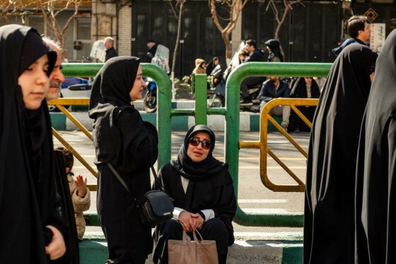 تجمع سوگواران رهبر شهید انقلاب در مقابل دانشگاه تهران