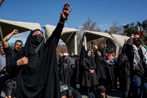 تجمع سوگواران رهبر شهید انقلاب در مقابل دانشگاه تهران
