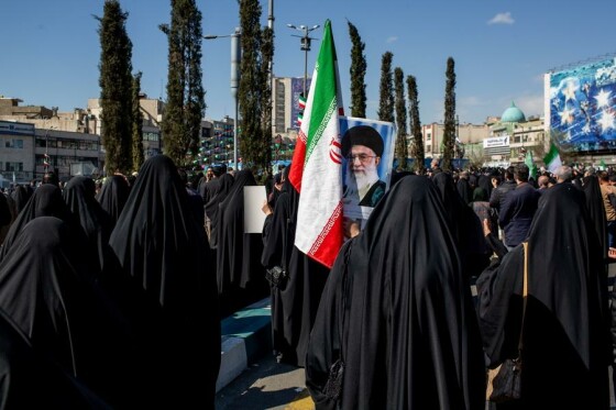 تجمع سوگواران رهبر شهید انقلاب در مقابل دانشگاه تهران