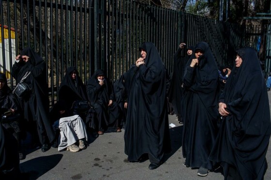 تجمع سوگواران رهبر شهید انقلاب در مقابل دانشگاه تهران