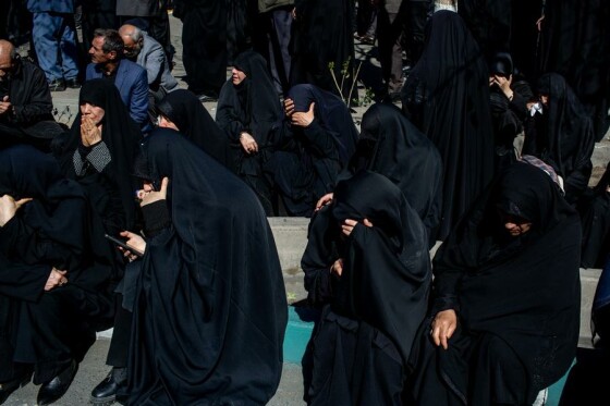 تجمع سوگواران رهبر شهید انقلاب در مقابل دانشگاه تهران