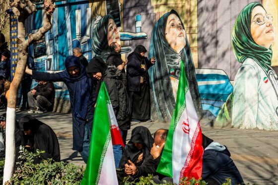 تجمع سوگواران رهبر شهید انقلاب در مقابل دانشگاه تهران