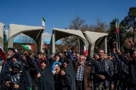 تجمع سوگواران رهبر شهید انقلاب در مقابل دانشگاه تهران