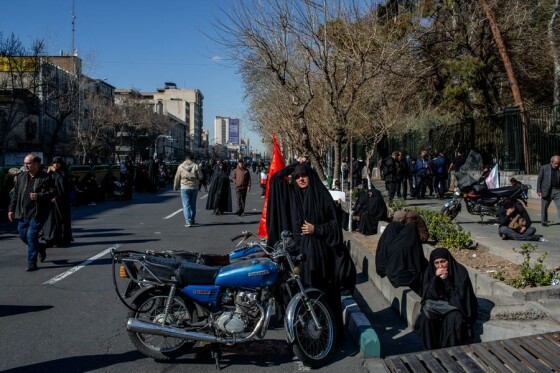 تجمع سوگواران رهبر شهید انقلاب در مقابل دانشگاه تهران