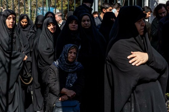 تجمع سوگواران رهبر شهید انقلاب در مقابل دانشگاه تهران