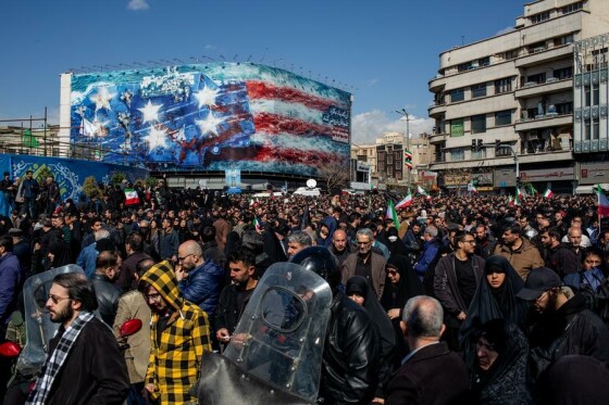 تجمع سوگواران رهبر شهید انقلاب در مقابل دانشگاه تهران