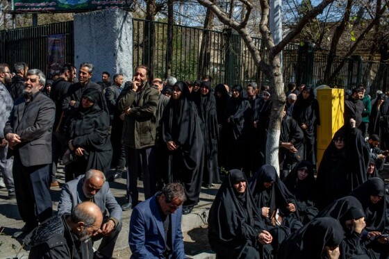تجمع سوگواران رهبر شهید انقلاب در مقابل دانشگاه تهران