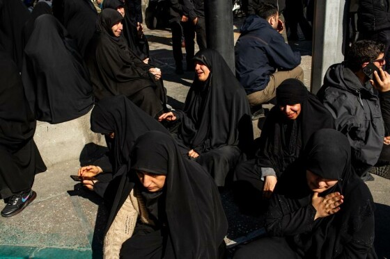 تجمع سوگواران رهبر شهید انقلاب در مقابل دانشگاه تهران