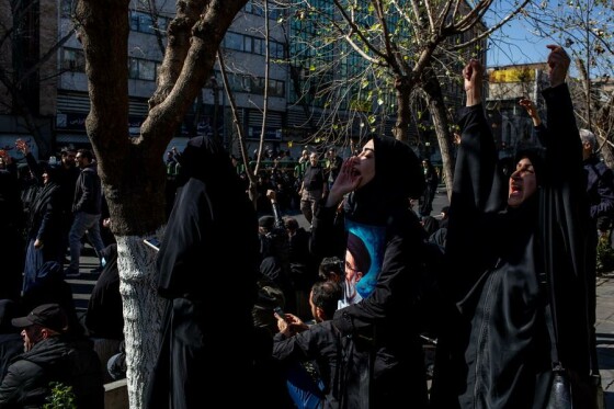 تجمع سوگواران رهبر شهید انقلاب در مقابل دانشگاه تهران