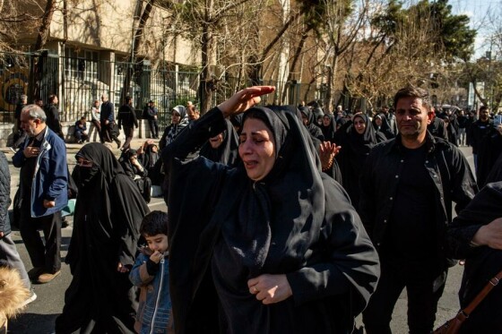 تجمع سوگواران رهبر شهید انقلاب در مقابل دانشگاه تهران
