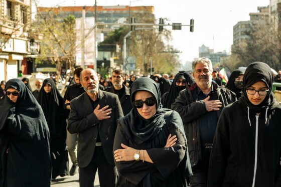 تجمع سوگواران رهبر شهید انقلاب در مقابل دانشگاه تهران