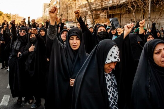 تجمع سوگواران رهبر شهید انقلاب در مقابل دانشگاه تهران