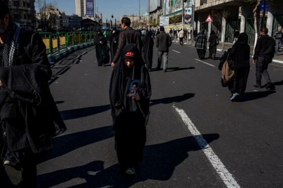 تجمع سوگواران رهبر شهید انقلاب در مقابل دانشگاه تهران