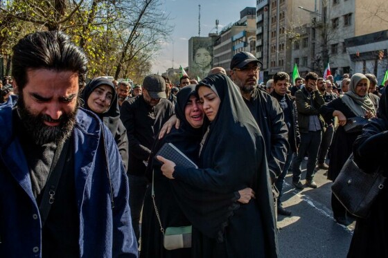 تجمع سوگواران رهبر شهید انقلاب در مقابل دانشگاه تهران
