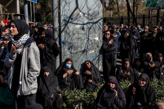 تجمع سوگواران رهبر شهید انقلاب در مقابل دانشگاه تهران