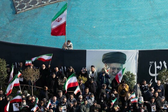 بیعت مردم با رهبری در میدان انقلاب تهران