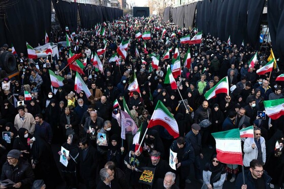 بیعت مردم با رهبری در میدان انقلاب تهران