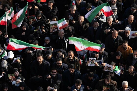 بیعت مردم با رهبری در میدان انقلاب تهران